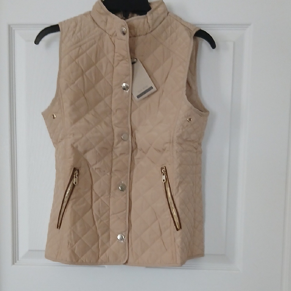 Stylish Zara Girls Beige Quilted Vest With Metallic Accents. NWT